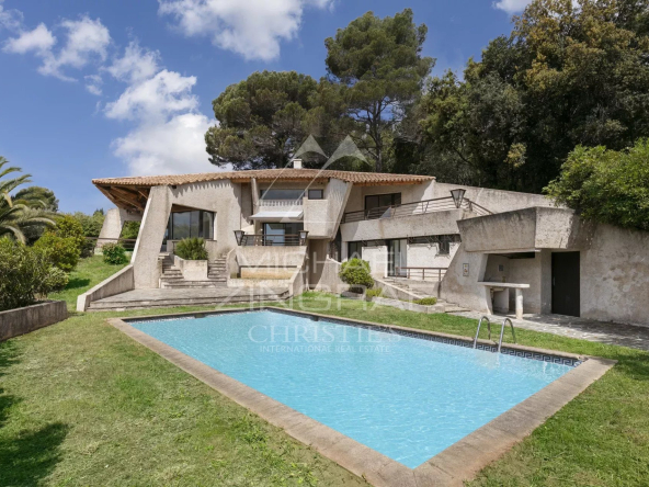Biot : Charmante villa à rénover avec vue dégagée