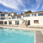 Proche Saint-Paul-de-Vence – Superbe villa d’architecte avec vue mer panoramique