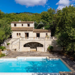Tourettes-sur-Loup: Charming Provençal villa with a glimpse of the sea