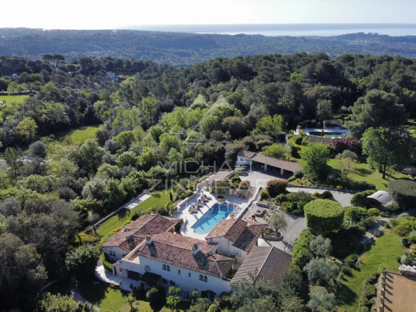 Proche Saint-Paul-de-Vence : Superbe propriété dans un domaine fermé