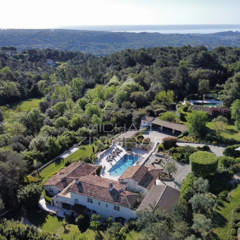 Hôtel particulier avec jardin.