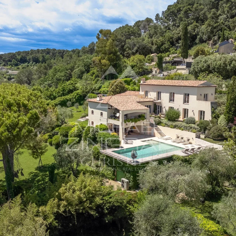 Mougins Village – Charming property with panoramic sea views extending to the hinterland