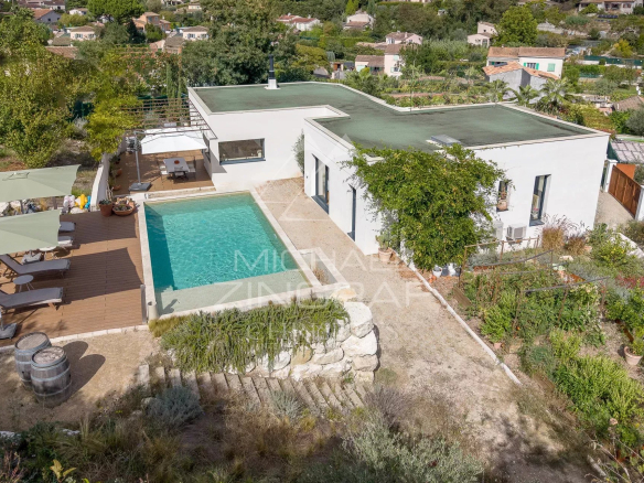 La Colle-sur-Loup : Belle villa contemporaine avec vue sur le village de Saint-Paul-de-Vence