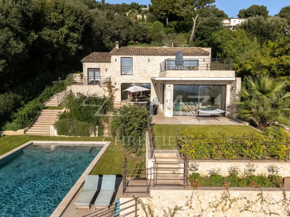 Proche Saint-Paul de Vence – Superbe propriété entièrement rénovée avec vue mer