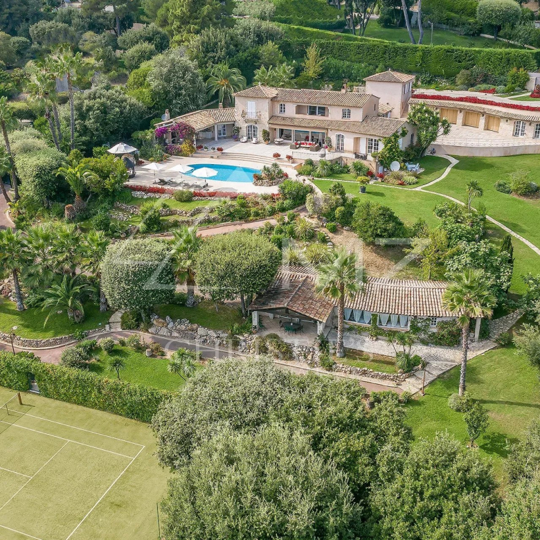 VILLA DE CARACTERE – VUE SUR LE CHATEAU DE GRIMAUD