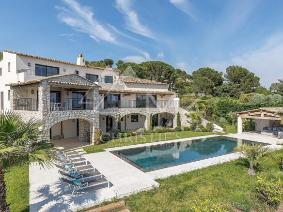Proche Saint-Paul de Vence – Luxueuse villa au sein d’un domaine fermé