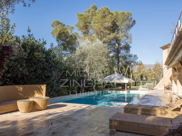 Roquefort-les-Pins: Provençal property in a gated estate
