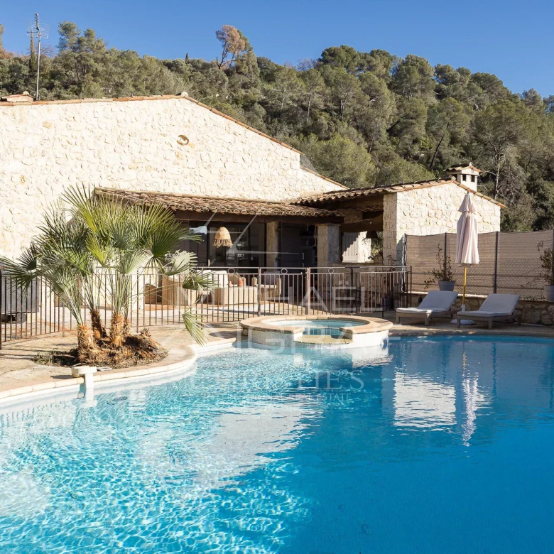 Roquefort-les-Pins – Élégante villa provençale moderne au cœur d’un environnement verdoyant