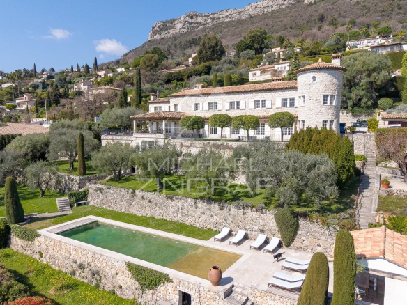 Villa de charme avec façade en pierre et vue panoramique