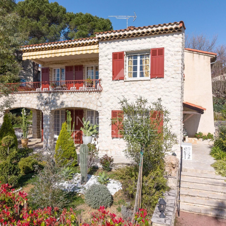 Self-sufficient and connected – 313m² villa – Le Cannet