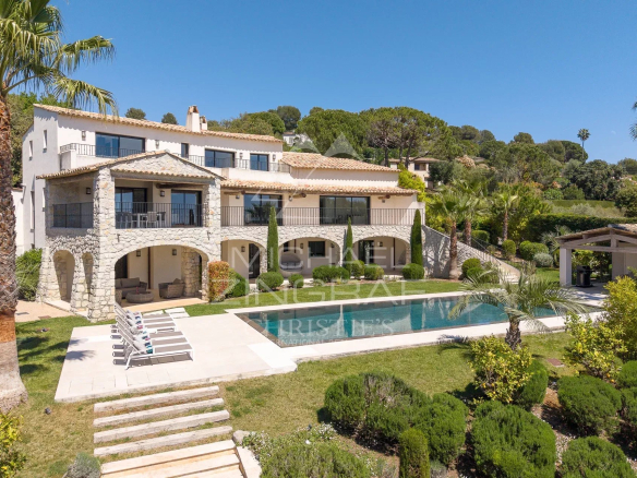 Proche Saint-Paul de Vence – Luxueuse villa au sein d’un domaine fermé