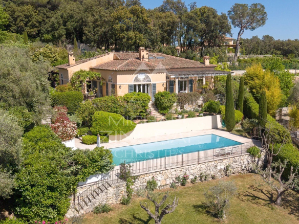 Elegant villa with panoramic views and absolute tranquility near Saint-Paul-de-Vence