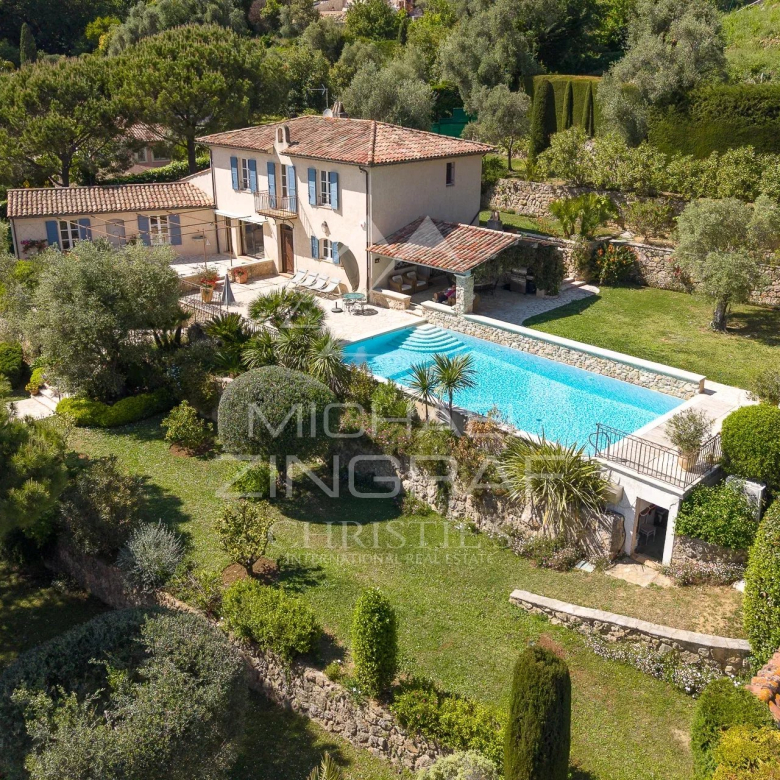 Elegant renovated country house within walking distance of the village of Saint-Paul-de-Vence