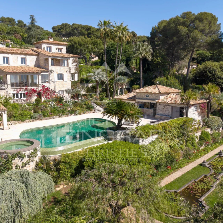 Elegant renovated country house within walking distance of the village of Saint-Paul-de-Vence