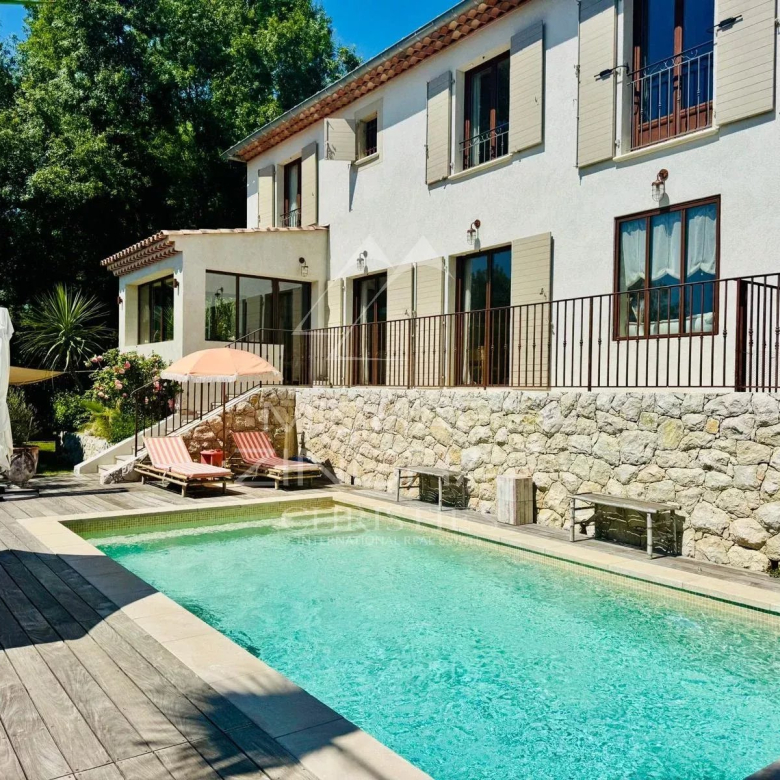 Tourrettes-sur-Loup : Charmante propriété avec vue mer panoramique