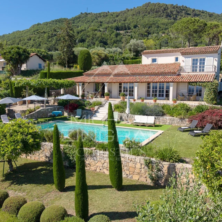 Cannes – Croisette – Elegant 3-room apartment facing the sea