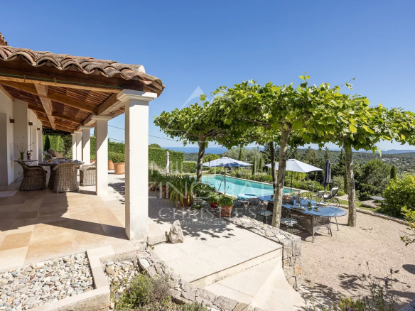 Villa provençale avec piscine et vue sur les collines à Vence