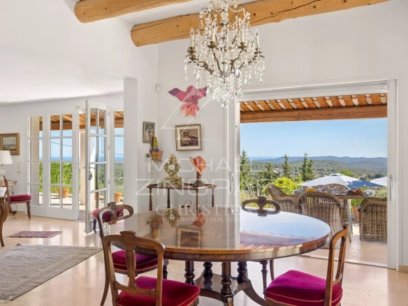 Intérieur d'une villa provençale à Vence avec vue sur les collines et la mer, décor raffiné et lumineux.
