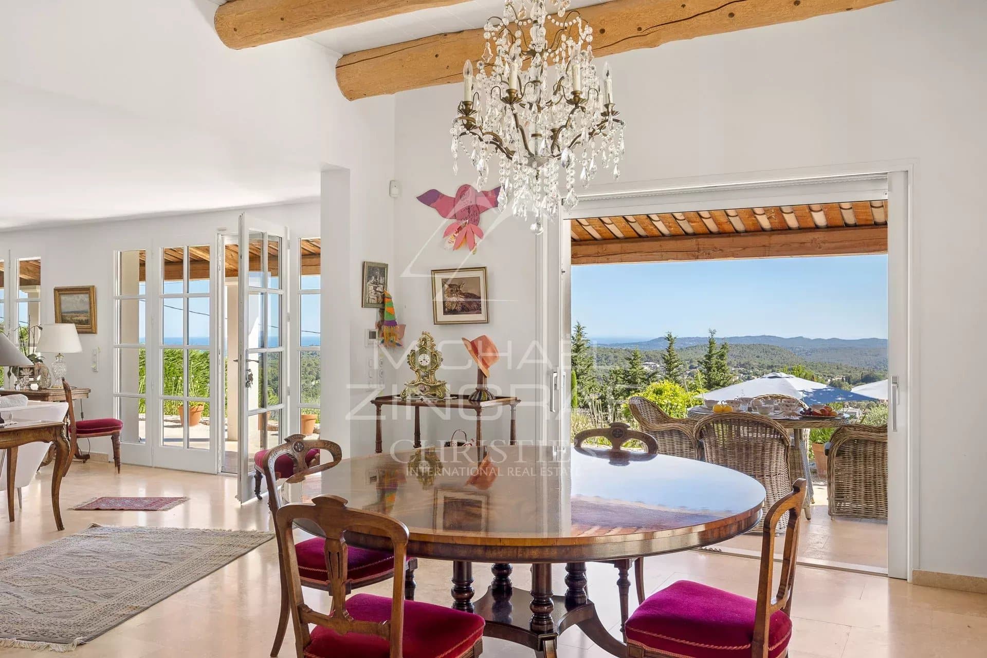 Intérieur d’une villa provençale à Vence Intérieur d'une villa provençale à Vence avec vue sur les collines et la mer, décor raffiné et lumineux.