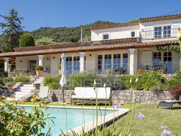 Villa provençale avec piscine et jardin à Vence, vue sur collines et mer.