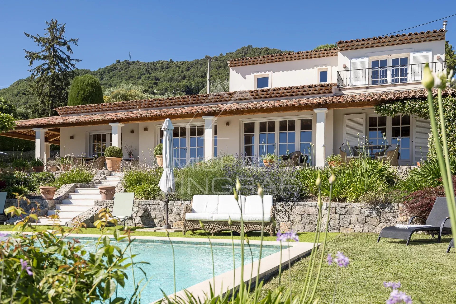 Villa provençale à Vence Villa provençale avec piscine et jardin à Vence, vue sur collines et mer.