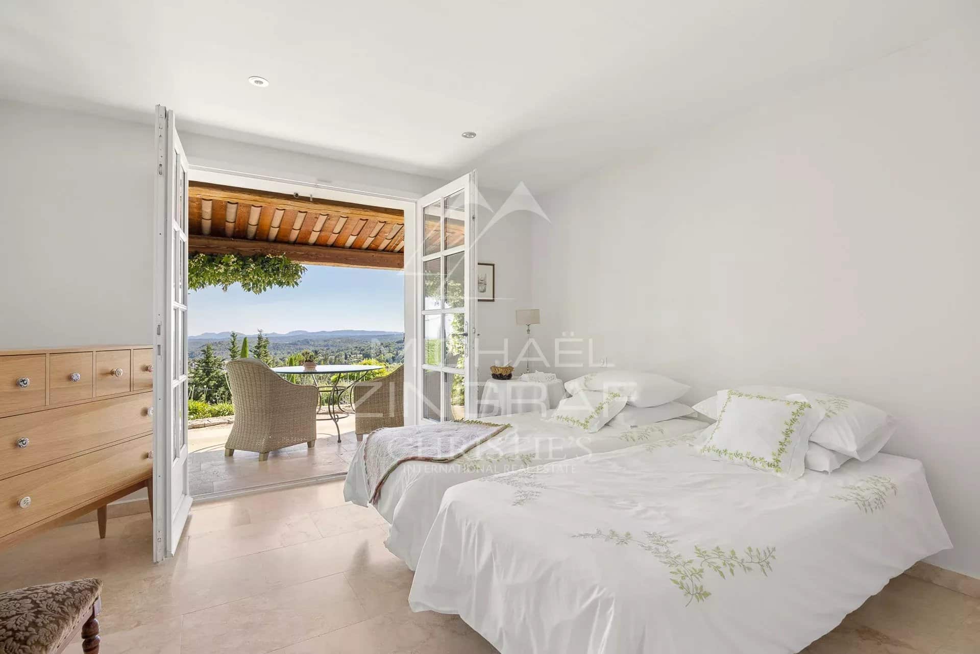 Chambre avec vue à Vence Chambre d'une villa provençale à Vence avec vue sur les collines et la mer.