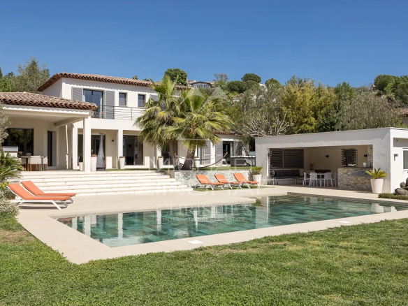 Contemporary villa with swimming pool in Saint-Paul-de-Vence, garden and bright reception area.