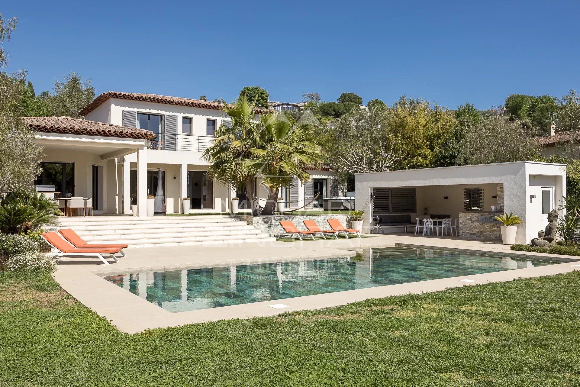 Contemporary villa with swimming pool in Saint-Paul-de-Vence, garden and bright reception area.