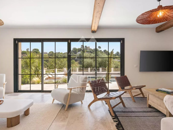 Intérieur moderne d'une maison rénovée avec vue sur le village de Saint Paul de Vence.