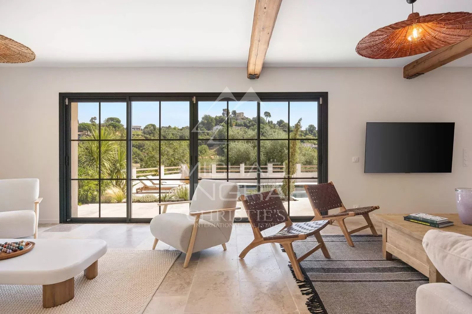 Intérieur de maison avec vue sur Saint Paul de Vence Intérieur moderne d'une maison rénovée avec vue sur le village de Saint Paul de Vence.
