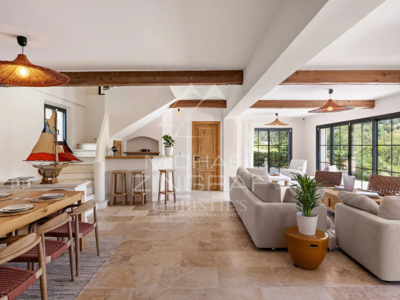 Intérieur d'une maison rénovée avec un séjour lumineux et moderne, vue sur le village de Saint Paul de Vence.