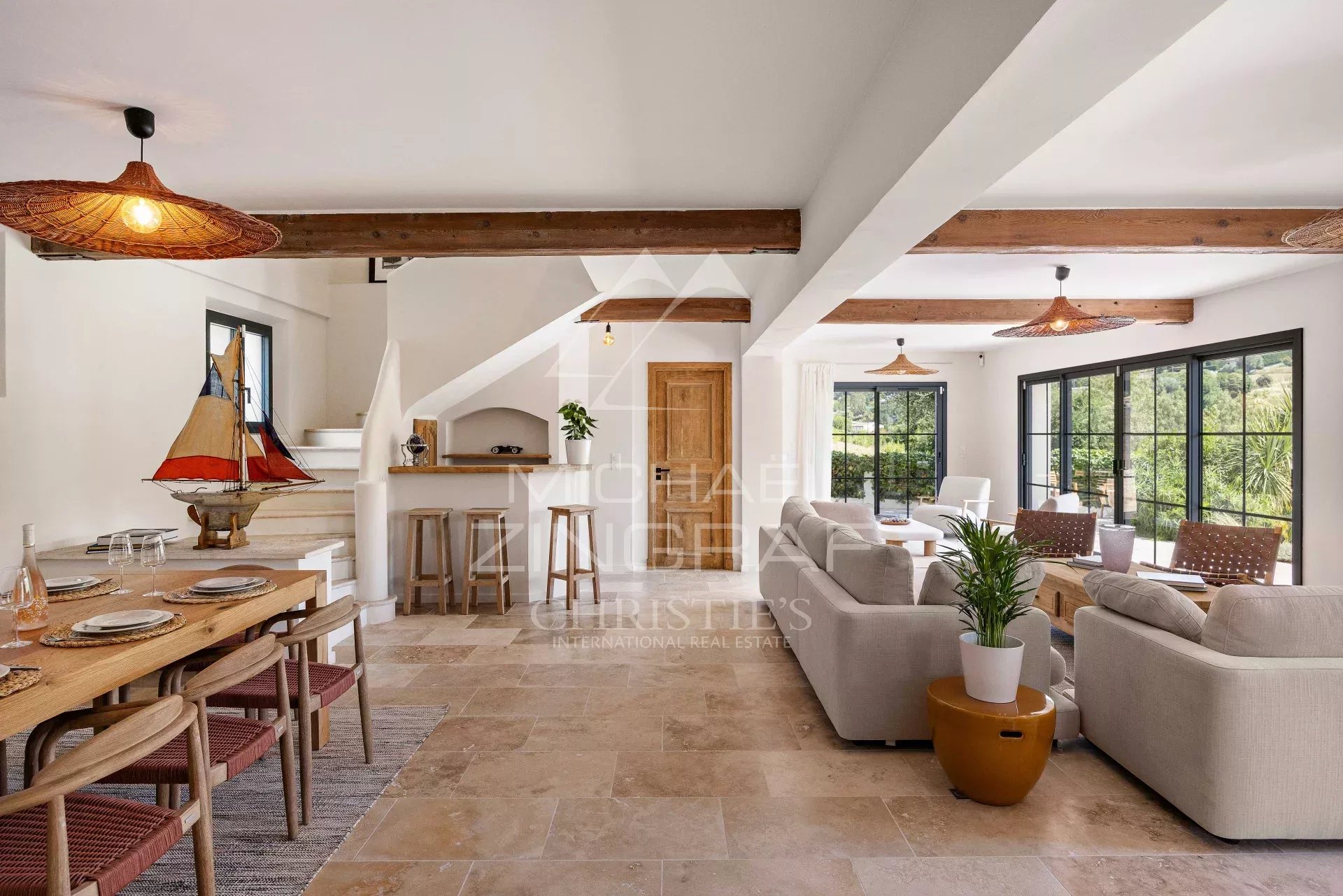 Séjour moderne avec vue sur Saint Paul de Vence Intérieur d'une maison rénovée avec un séjour lumineux et moderne, vue sur le village de Saint Paul de Vence.