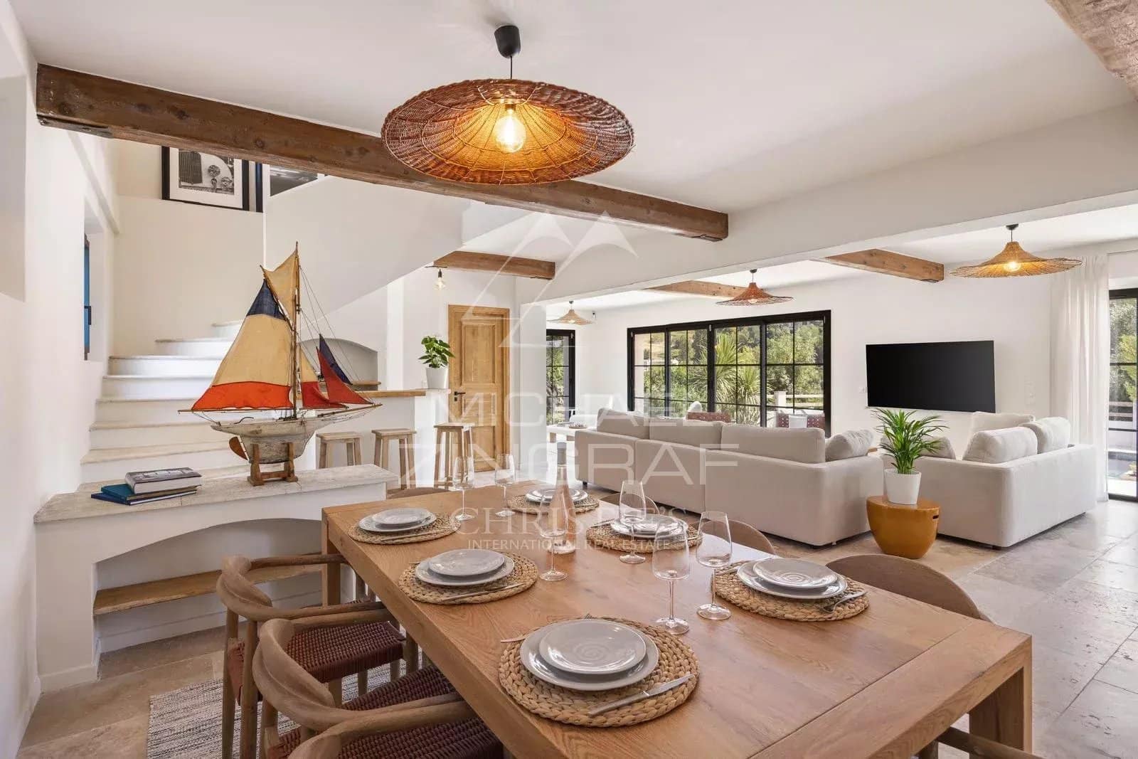 Intérieur moderne d’une maison à La Colle-sur-Loup Intérieur d'une maison rénovée avec salle à manger et séjour lumineux, vue sur le village de Saint Paul de Vence