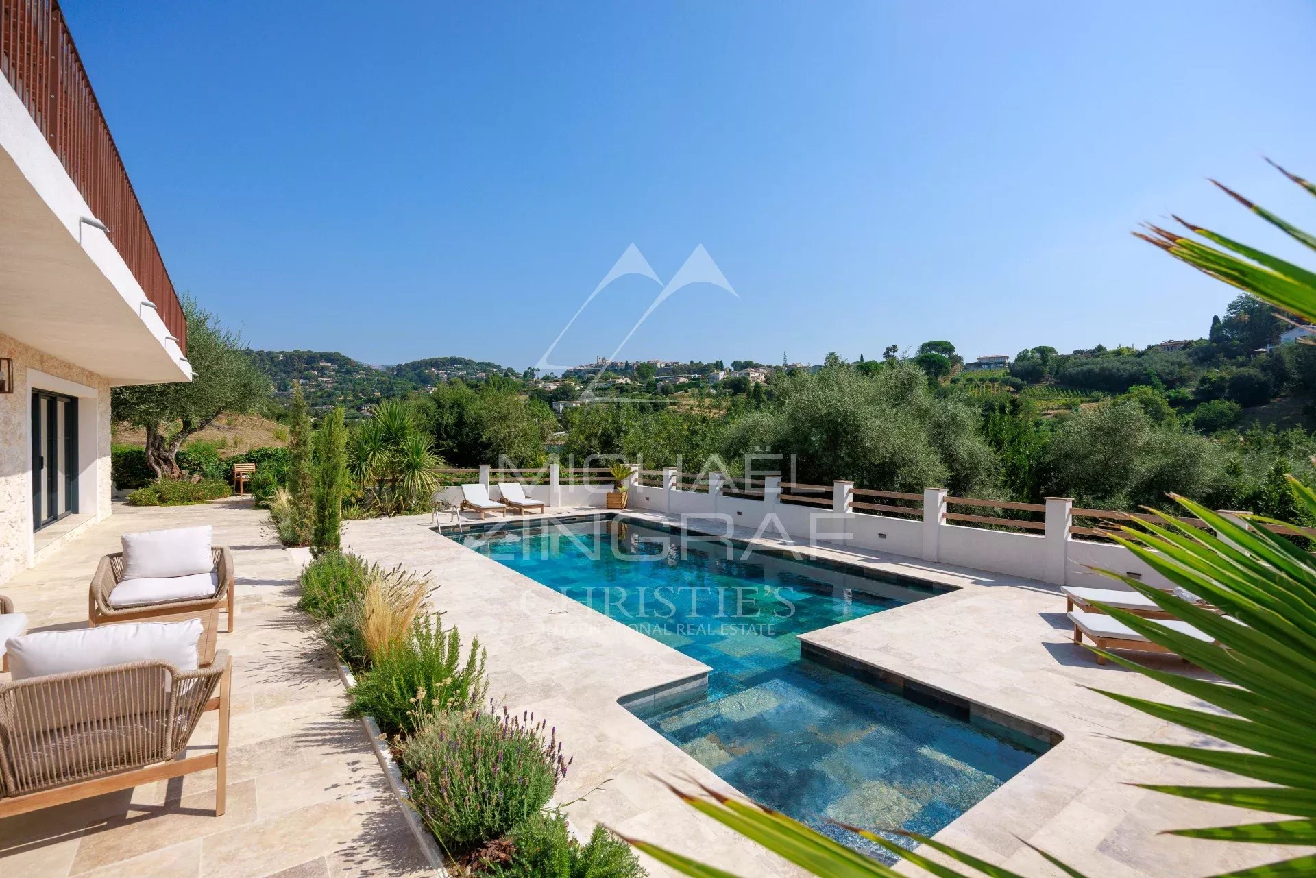 Propriété rénovée à La Colle-sur-Loup Vue panoramique sur une propriété rénovée avec piscine et jardin, entourée de verdure, à La Colle-sur-Loup.