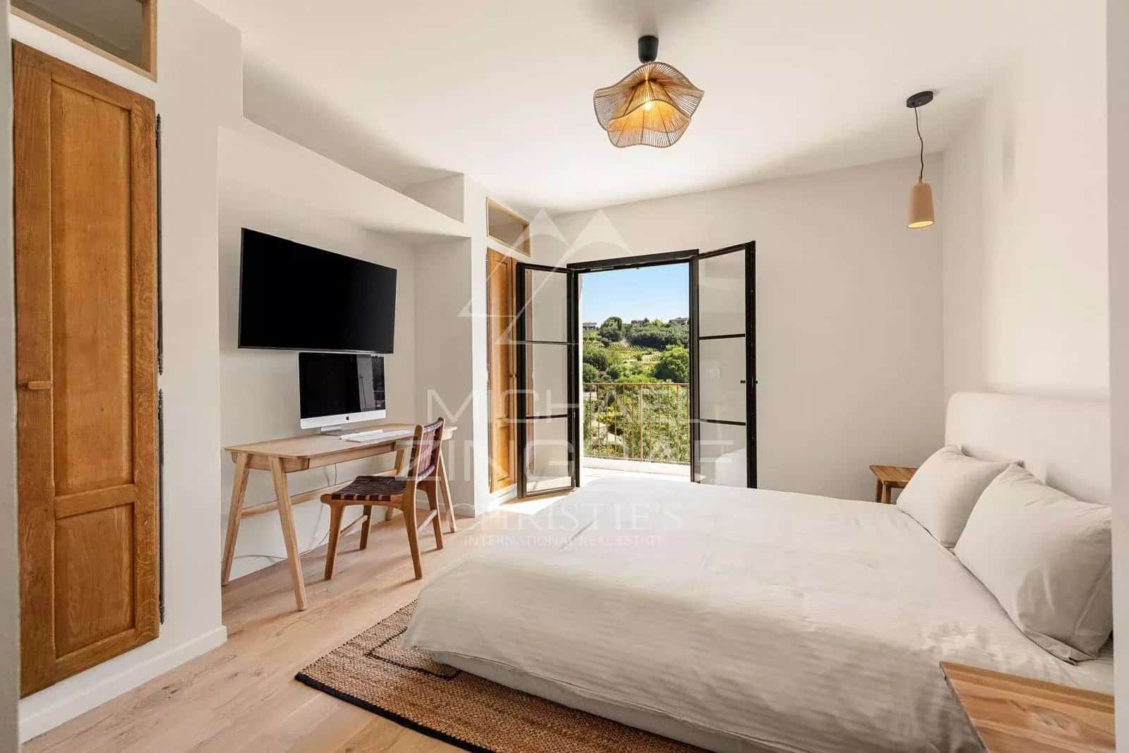 Chambre avec vue à Saint Paul de Vence Chambre lumineuse avec vue sur le village de Saint Paul de Vence, décor moderne et chaleureux.