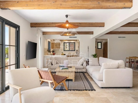 Intérieur moderne et lumineux d'une maison rénovée, vue sur le village de Saint Paul de Vence.