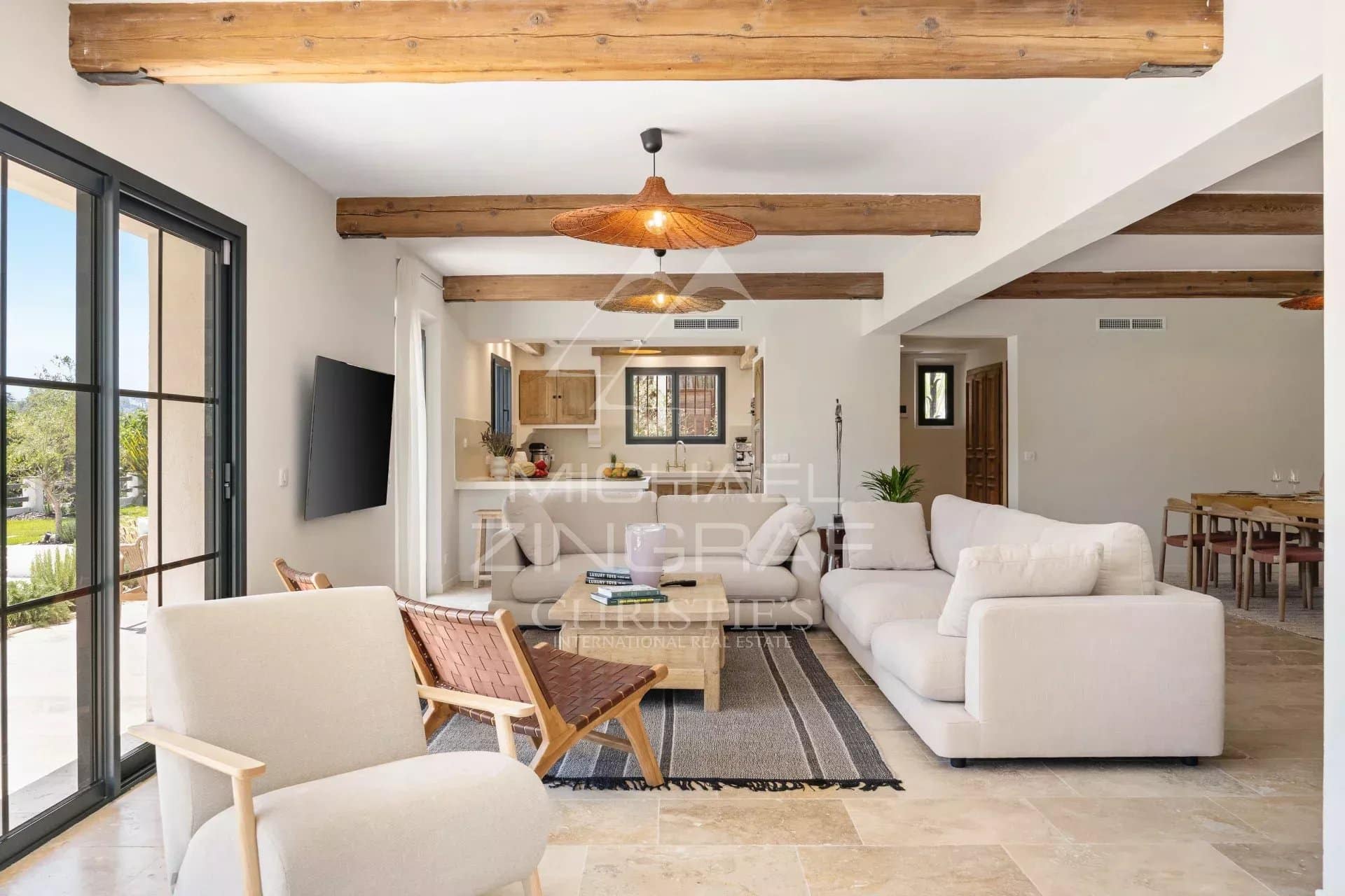 Intérieur d’une maison rénovée Intérieur moderne et lumineux d'une maison rénovée, vue sur le village de Saint Paul de Vence.