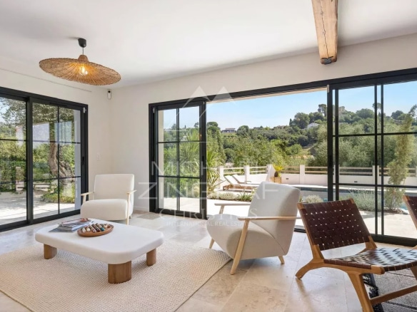 Intérieur moderne d'une maison rénovée avec vue sur le village de Saint Paul de Vence.