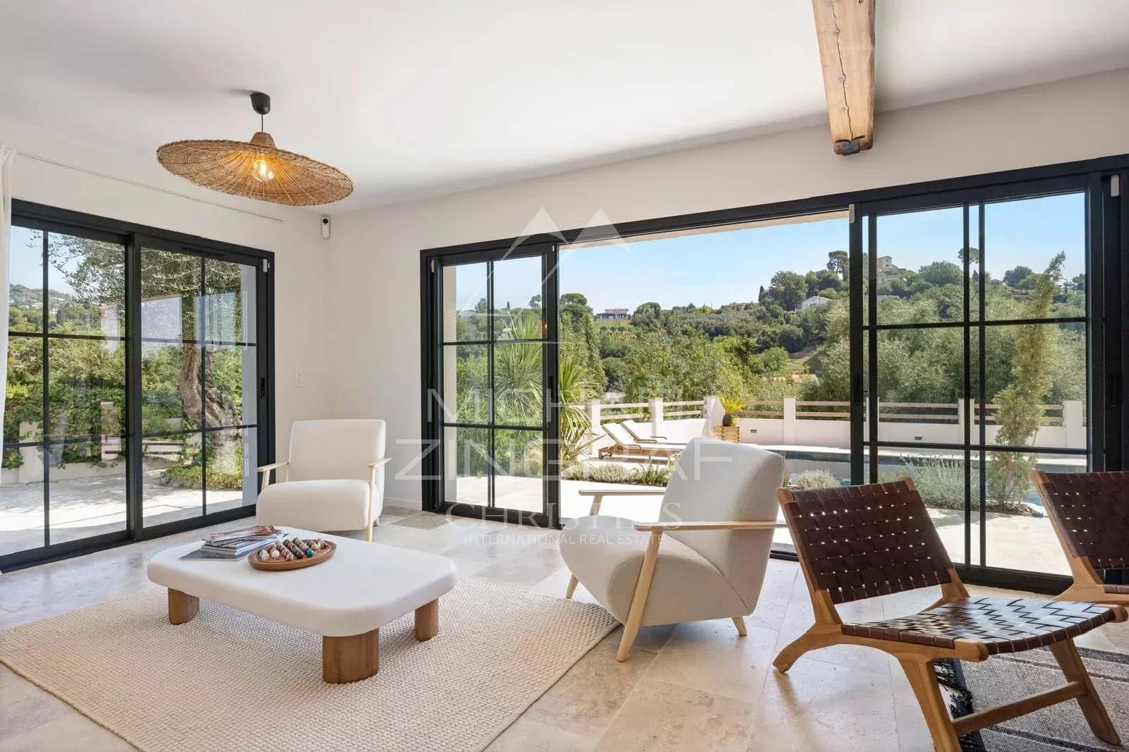 Intérieur lumineux avec vue sur Saint Paul de Vence Intérieur moderne d'une maison rénovée avec vue sur le village de Saint Paul de Vence.