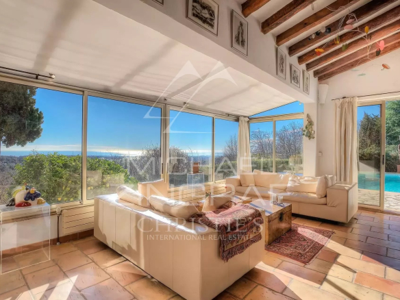 Interior of a Provençal villa in Vence with sea view, bright living room and swimming pool.