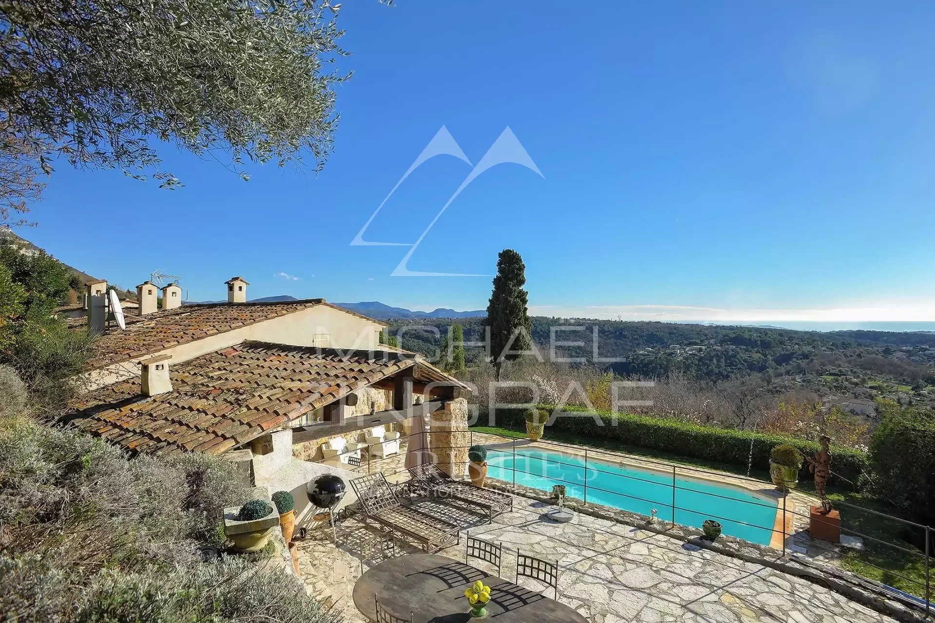 Provençal villa with sea view in Vence Panoramic sea view from a Provençal villa in Vence, with swimming pool and garden.