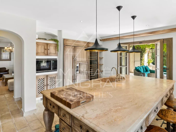 Cuisine spacieuse avec îlot central dans une maison provençale à La Colle-sur-Loup.