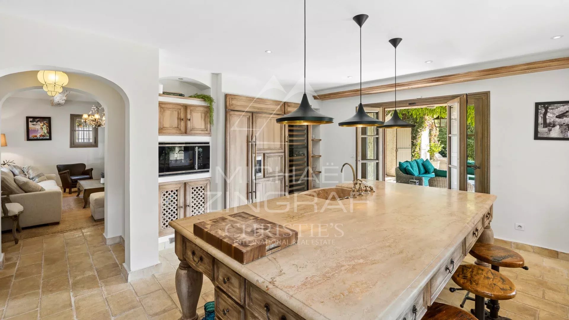 Cuisine spacieuse avec îlot central dans une maison provençale à La Colle-sur-Loup.