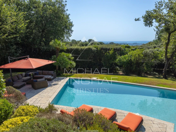 Vue d'une propriété avec piscine et espace détente à La Colle-sur-Loup, entourée de verdure.