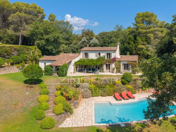 Propriété provençale rénovée avec piscine à La Colle-sur-Loup, entourée de verdure.