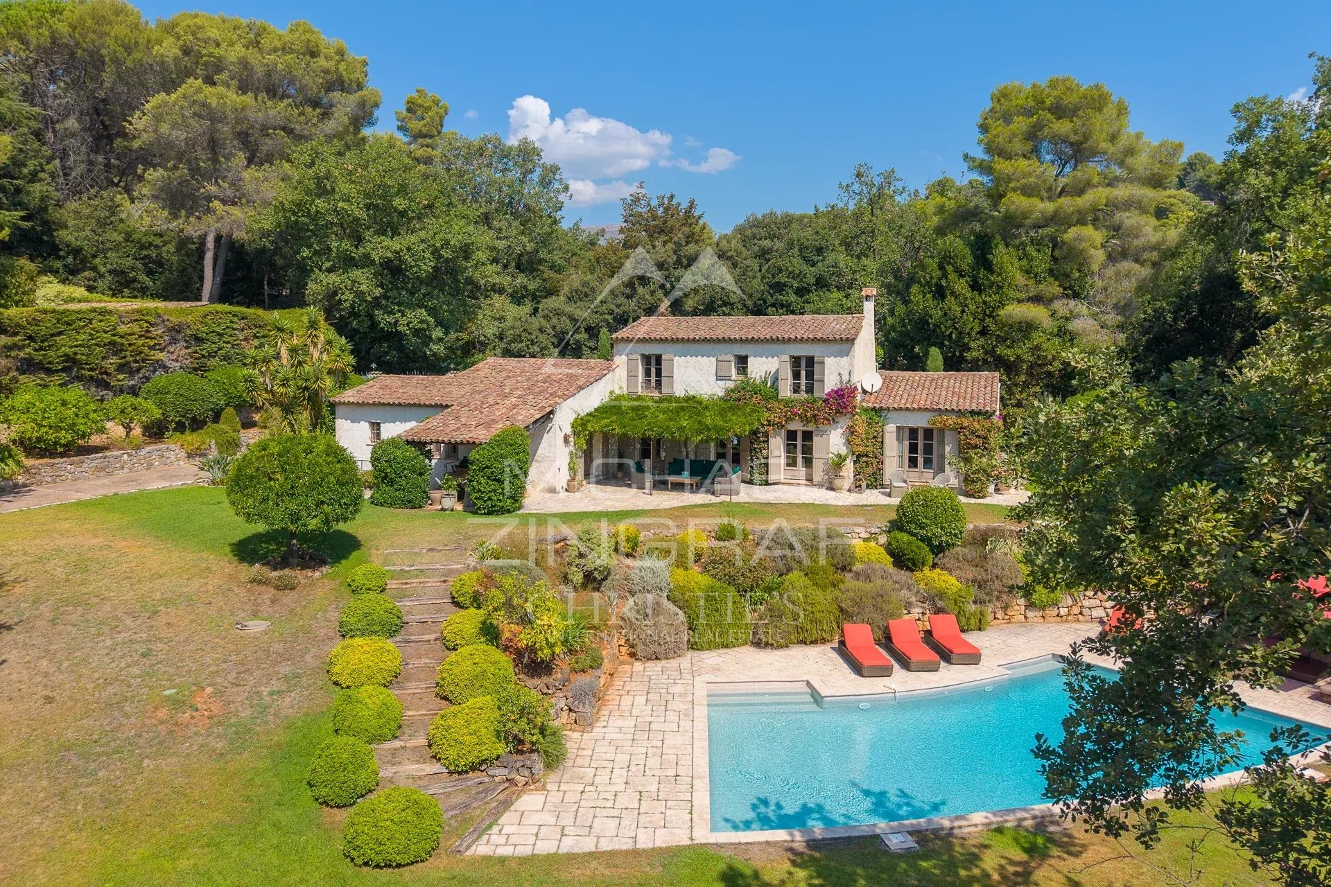 Propriété provençale rénovée avec piscine à La Colle-sur-Loup, entourée de verdure.