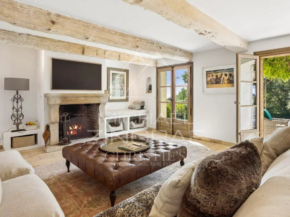 Intérieur d'une propriété provençale avec salon lumineux et cheminée, La Colle-sur-Loup.