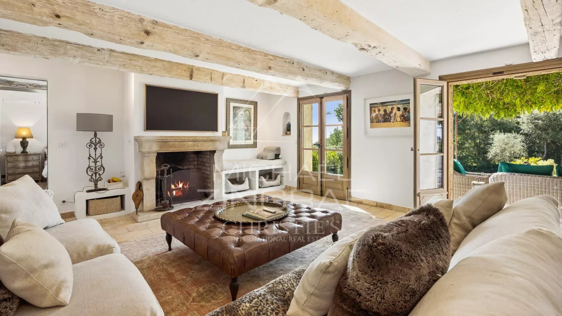 Intérieur d'une propriété provençale avec salon lumineux et cheminée, La Colle-sur-Loup.