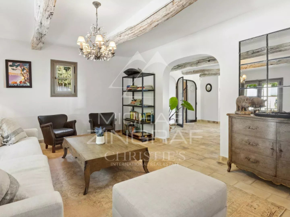 Intérieur d'une propriété provençale rénovée, salon lumineux avec canapés et table basse.