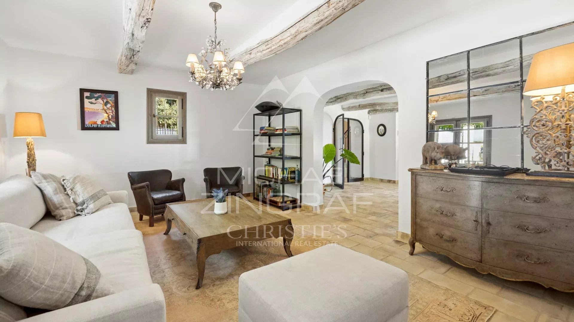 Intérieur d'une propriété provençale rénovée, salon lumineux avec canapés et table basse.